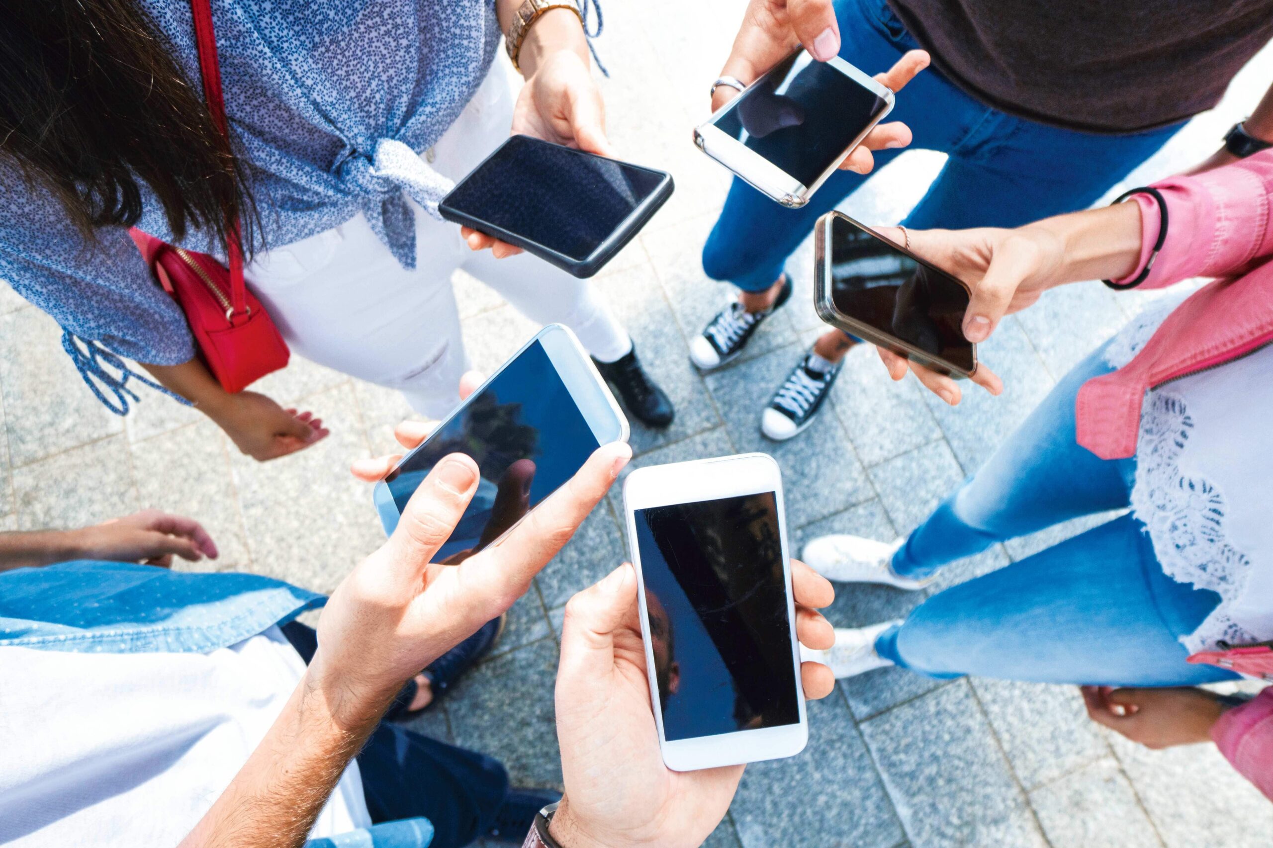 How to Buy Good Mobile Accessories for Your Phone – Market Insights from Delhi